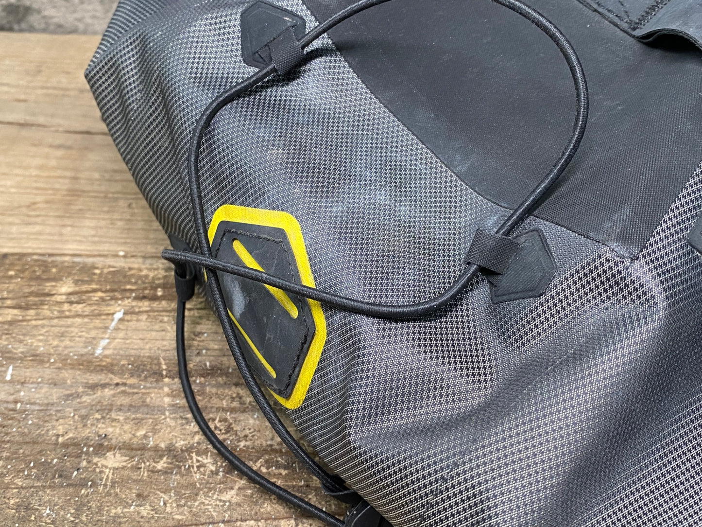 IS922 アピデュラ APIDURA EXPEDITION サドルバッグ グレー 黒 9L ※汚れ