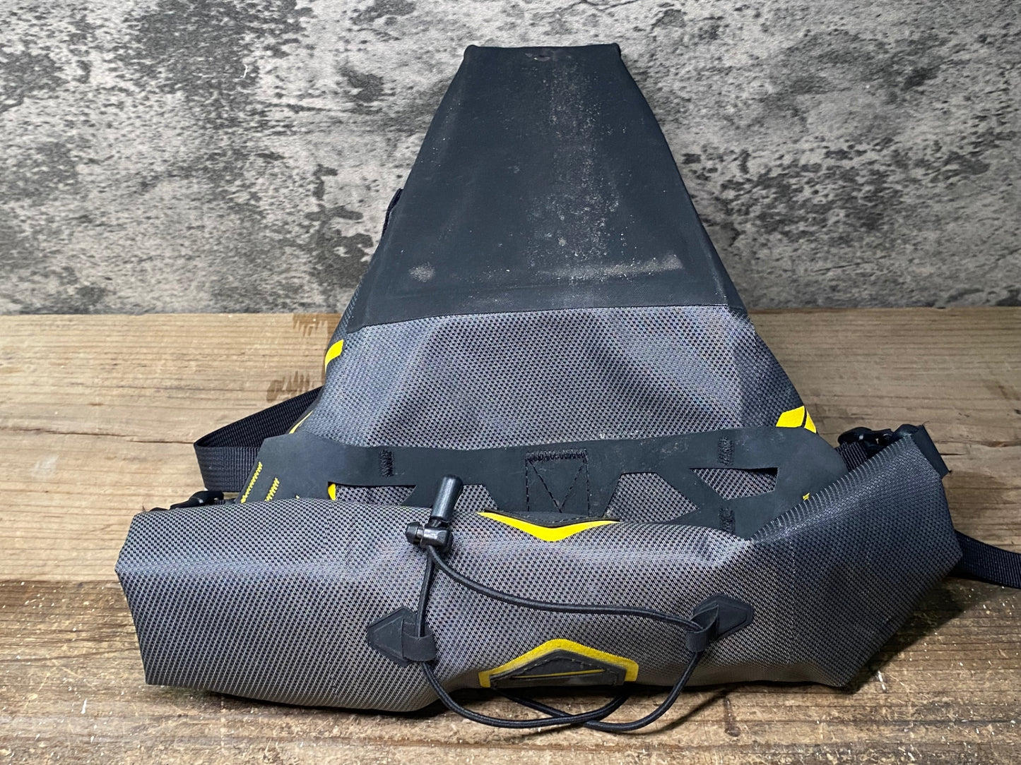 IS922 アピデュラ APIDURA EXPEDITION サドルバッグ グレー 黒 9L ※汚れ