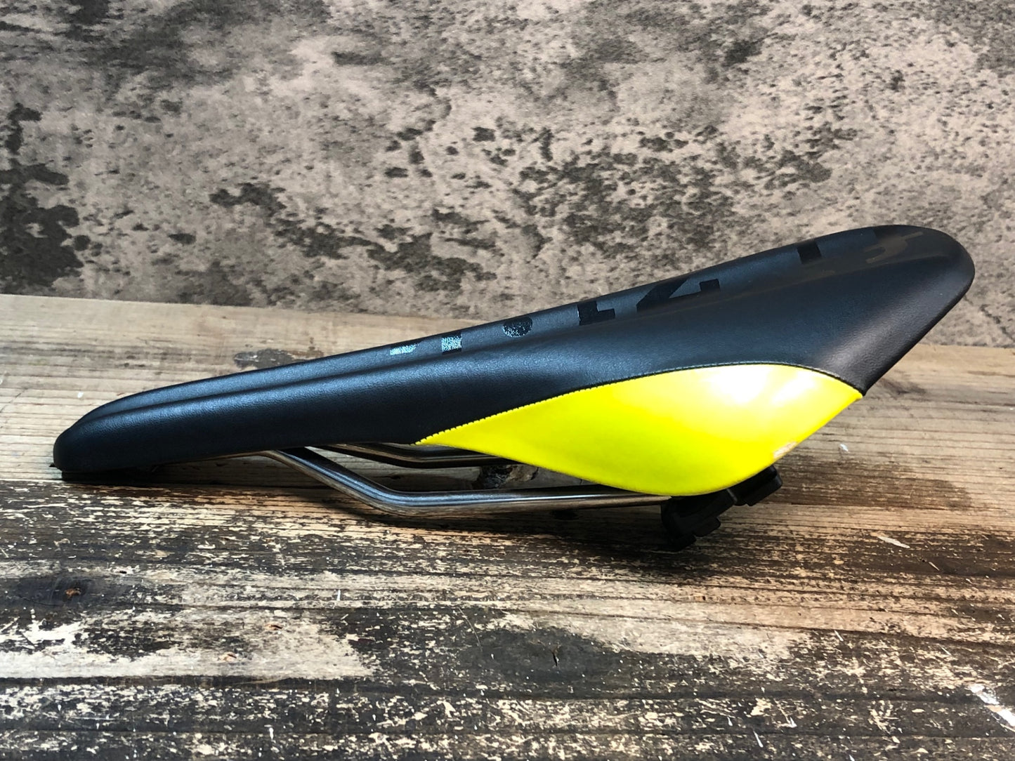 IL200 フィジーク fizik ANTARES VS サドル 黒黄 kium レール