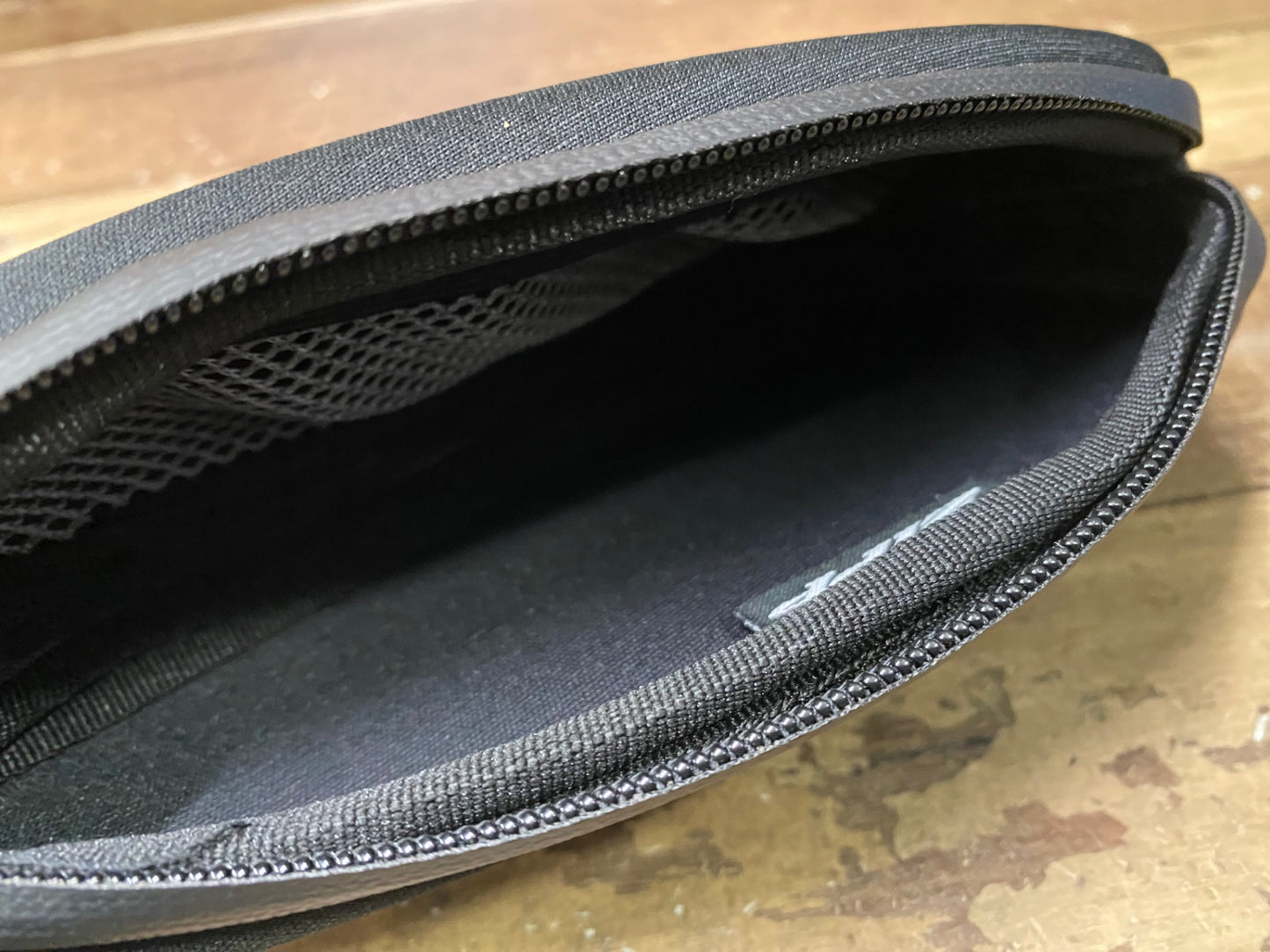IL535 ジップ ZIPP フレームバッグ 黒