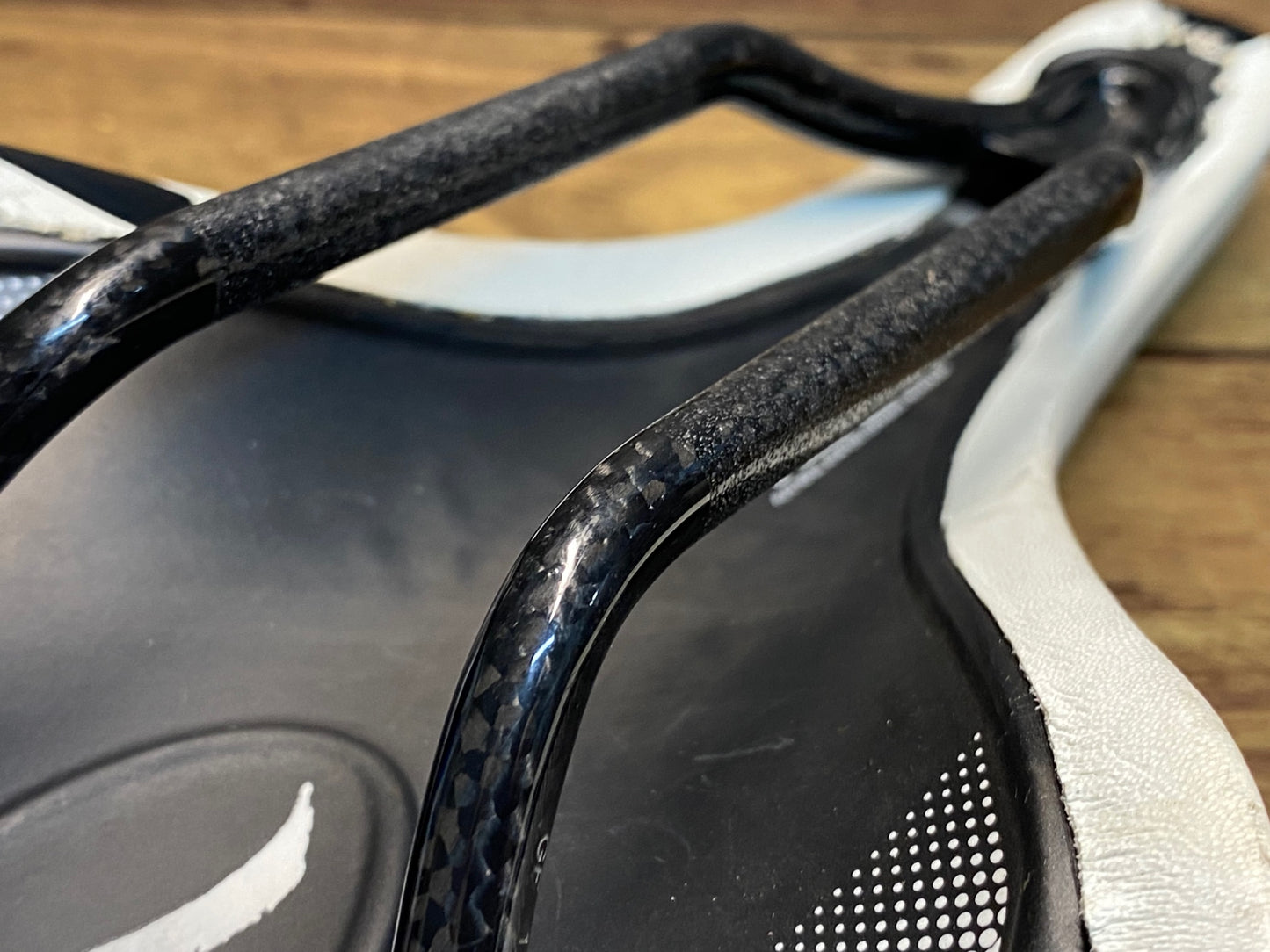 IX972 スペシャライズド SPECIALIZED シケイン CHICANE サドル 白 カーボンレール 143mm