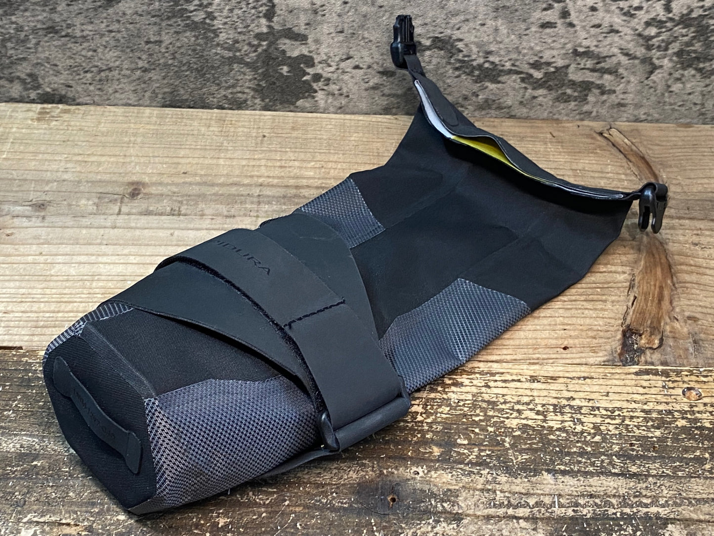 IN889 アピデュラ APIDURA backcountry downtube pack ダウンチューブバッグ グレー