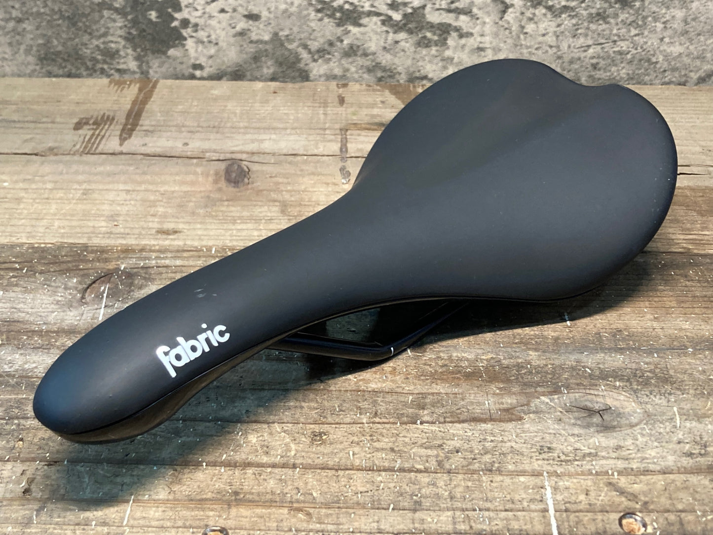 IP691 ファブリック fabric Scoop Sport Radius サドル 黒 スチールレール