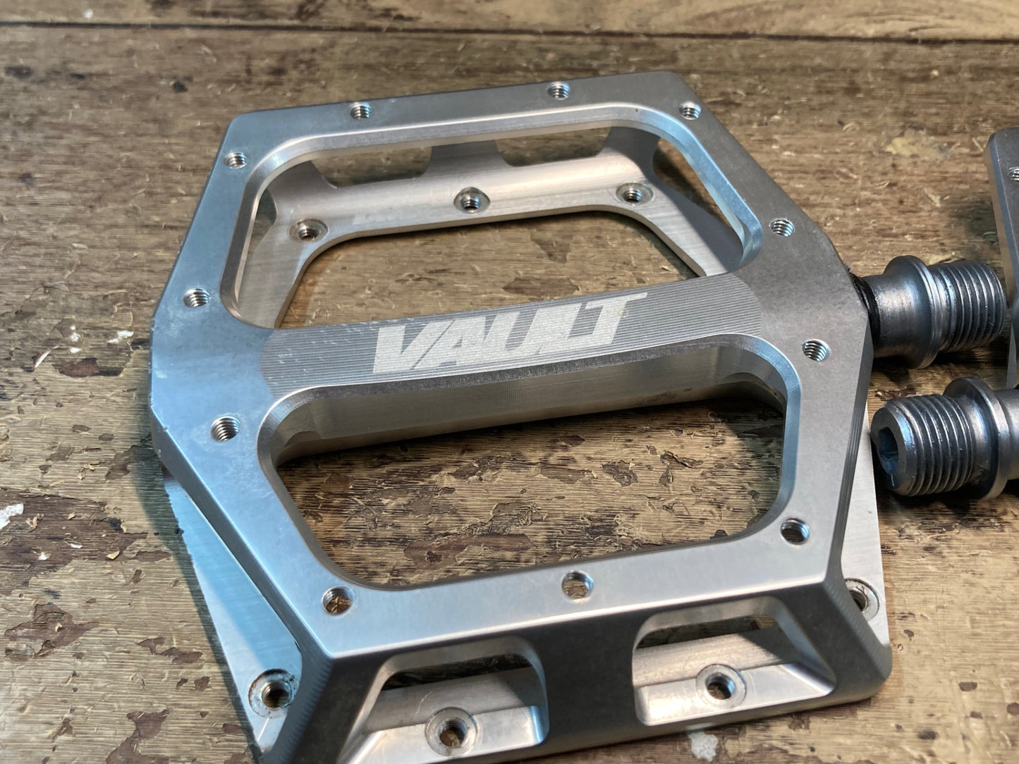 IL492 DMR VAULT PEDAL フラットペダル シャフト ピン付属