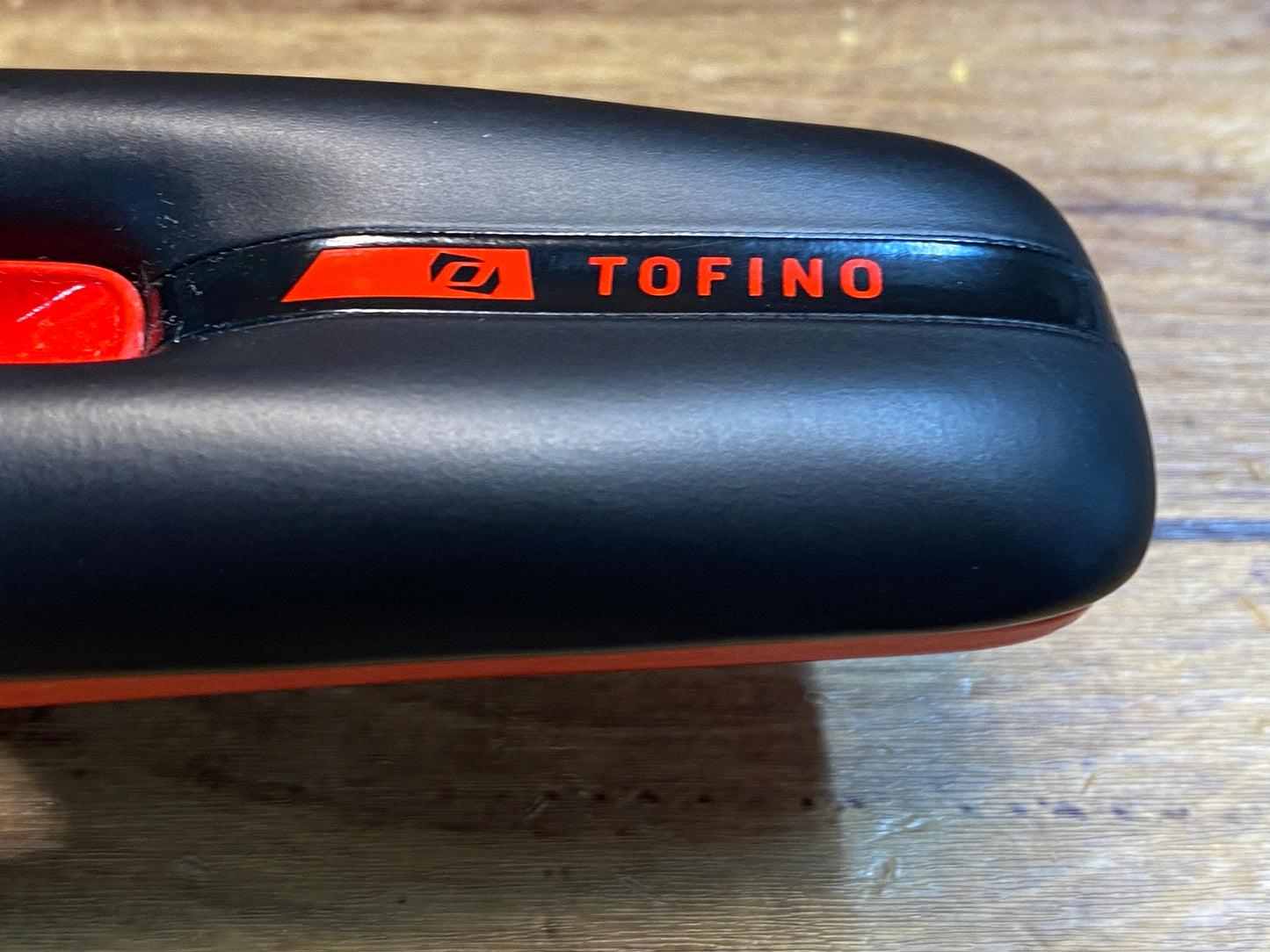 HD141 シンクロス syncros TOFINO サドル 黒 赤 クロモリレール 132mm