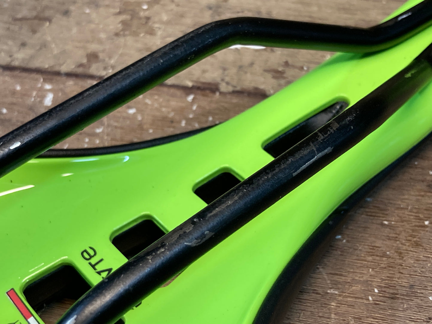 GW439 アスチュート ASTVTE スカイライン SKYLINE VT サドル 黒緑 136mm TITANVレール