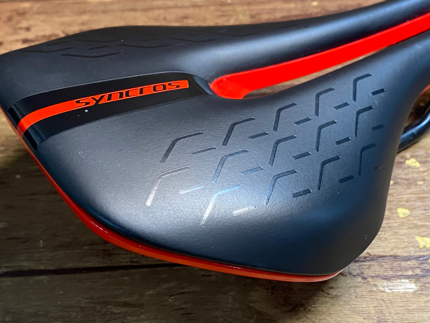 HD141 シンクロス syncros TOFINO サドル 黒 赤 クロモリレール 132mm