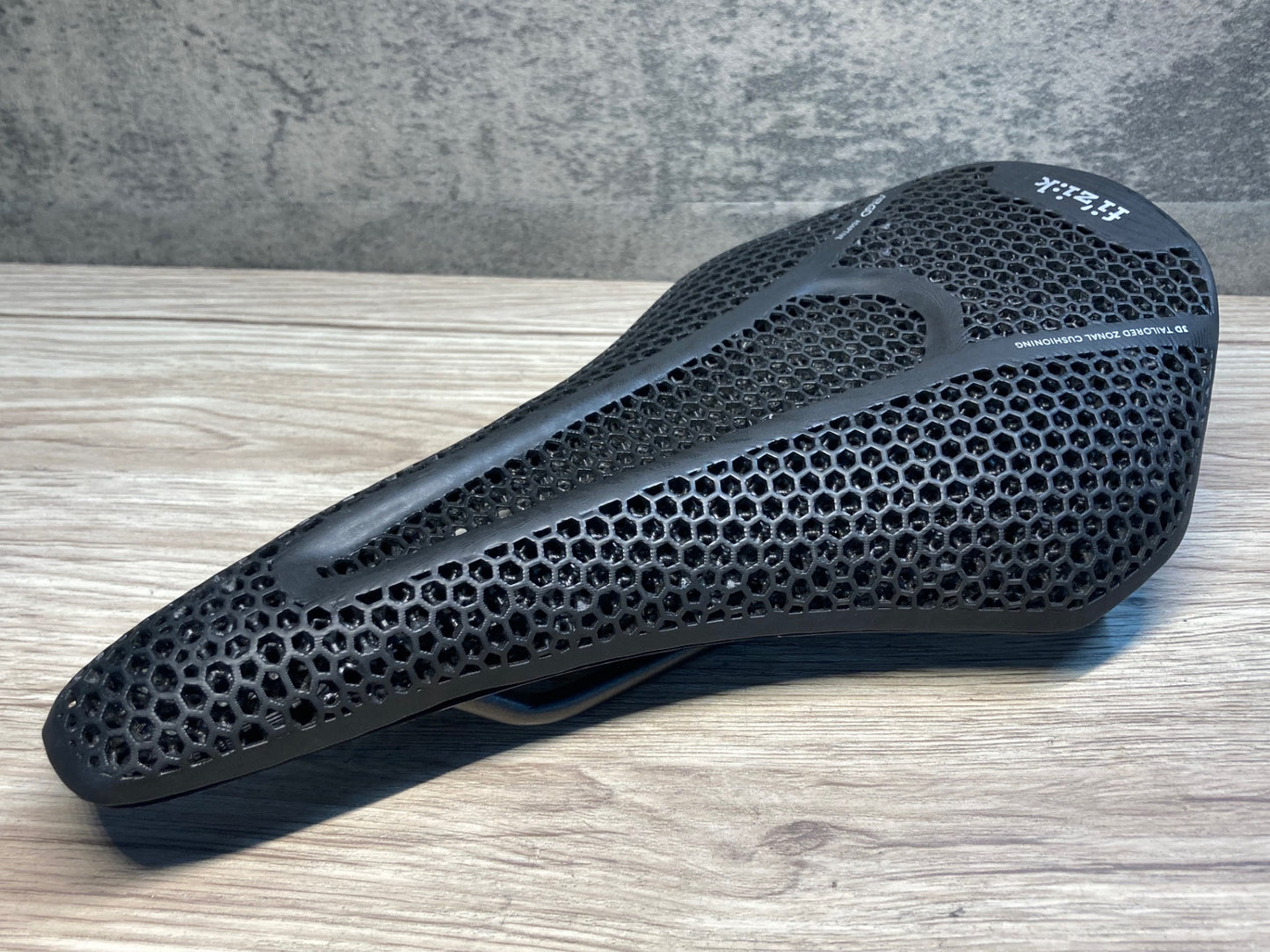 IX025 フィジーク Fizik Vento ARGO Adaptive R3 3D サドル 140mm