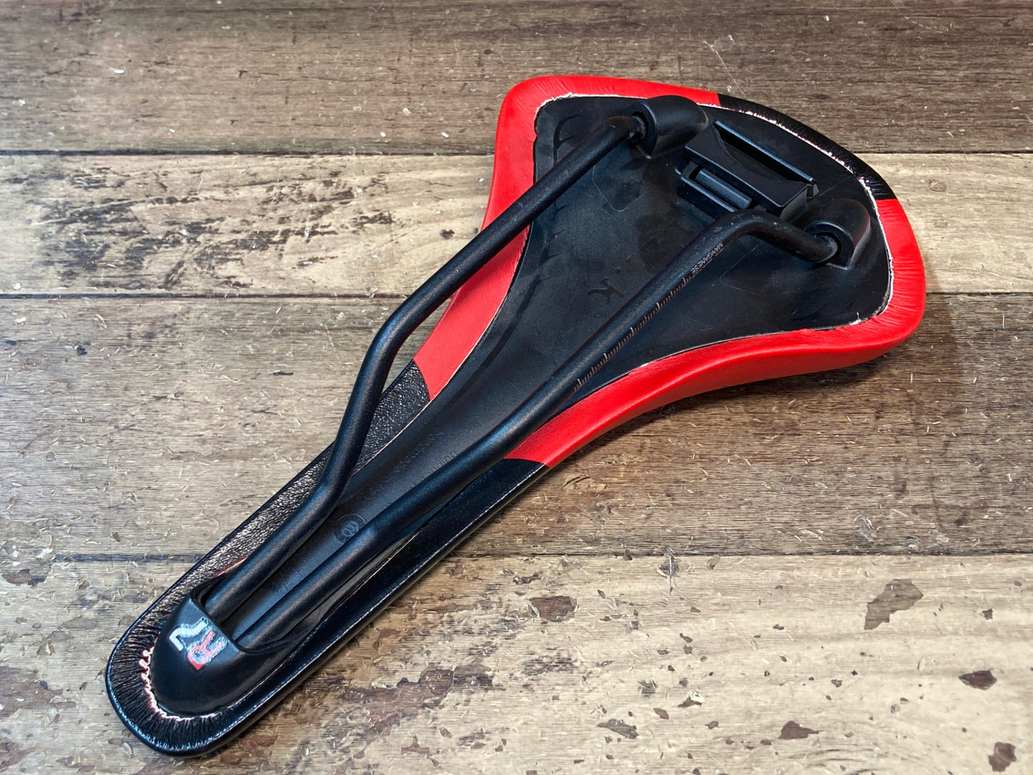 IL835 フィジーク fizik ANTARES R5 サドル 黒赤 S-ALLOYレール