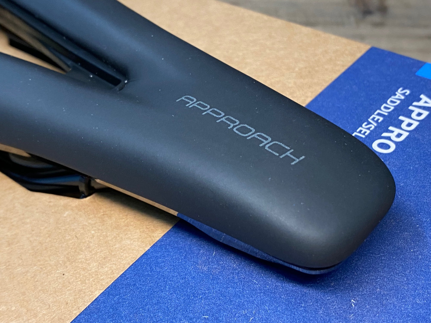 IV997 ジャイアント GIANT APPROACH サドル 黒 クロモリ 145mm