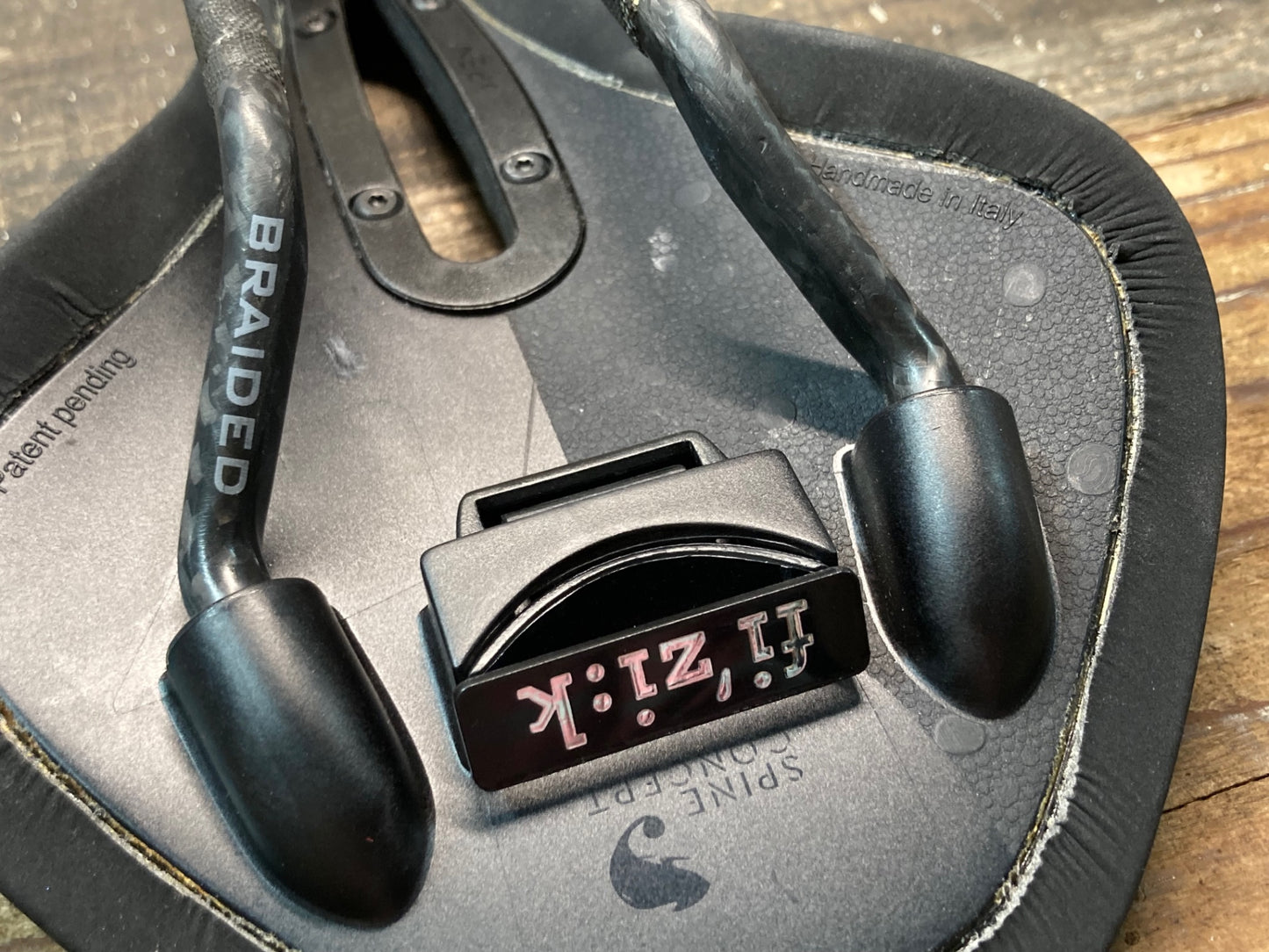 IR164 フィジーク fizik アンタレス ANTARES R1 OPEN CARBON BRAIDED サドル