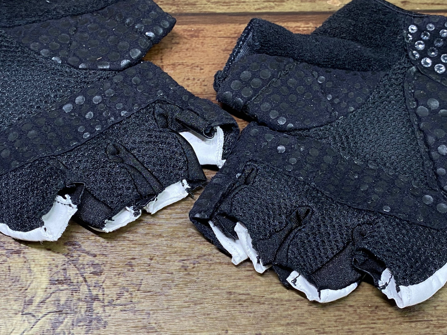 IY633 パンダーニ Pandani 指切り グローブ 白 黒 L