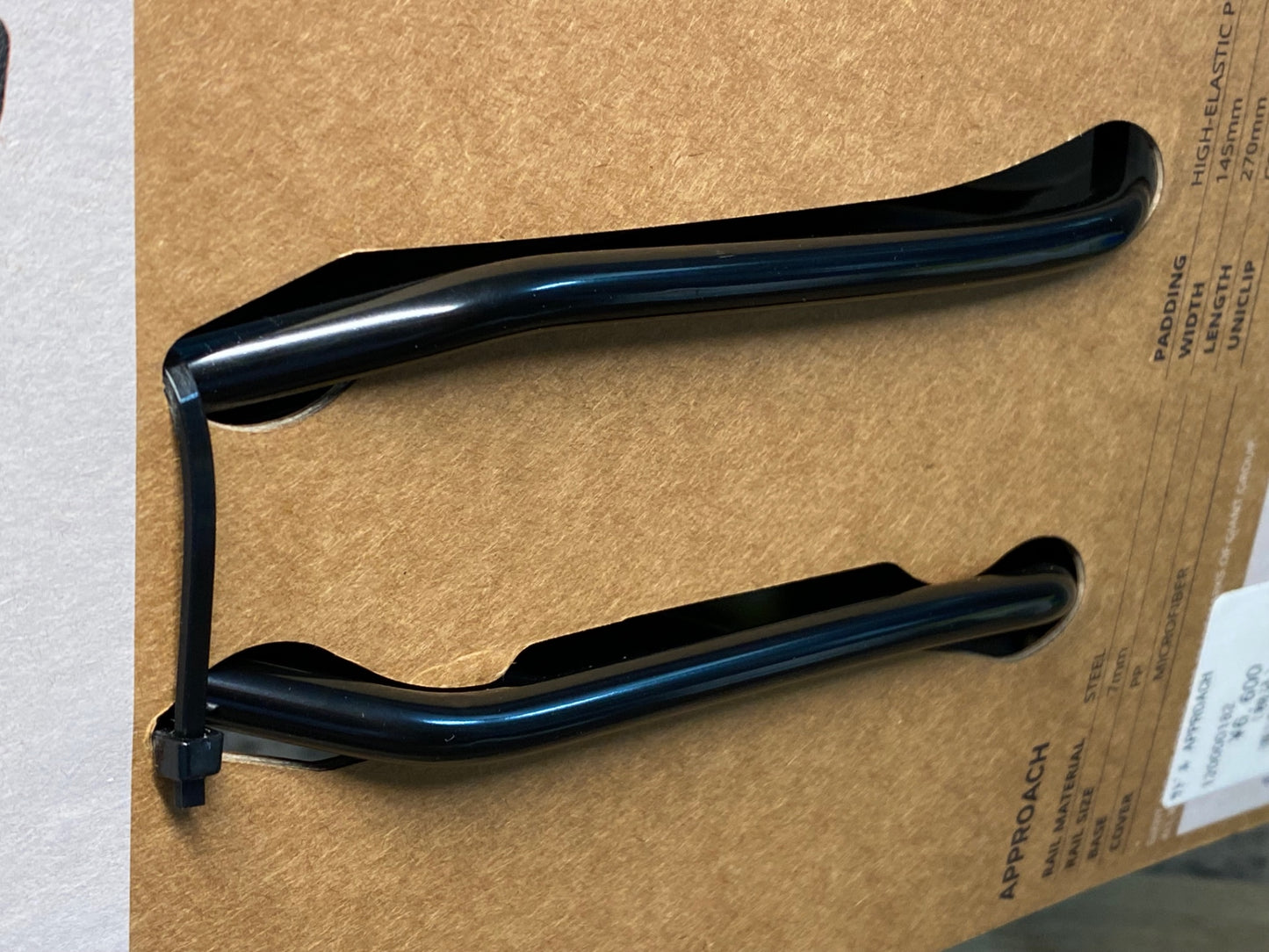 IV996 ジャイアント GIANT APPROACH サドル 黒 クロモリ 145mm