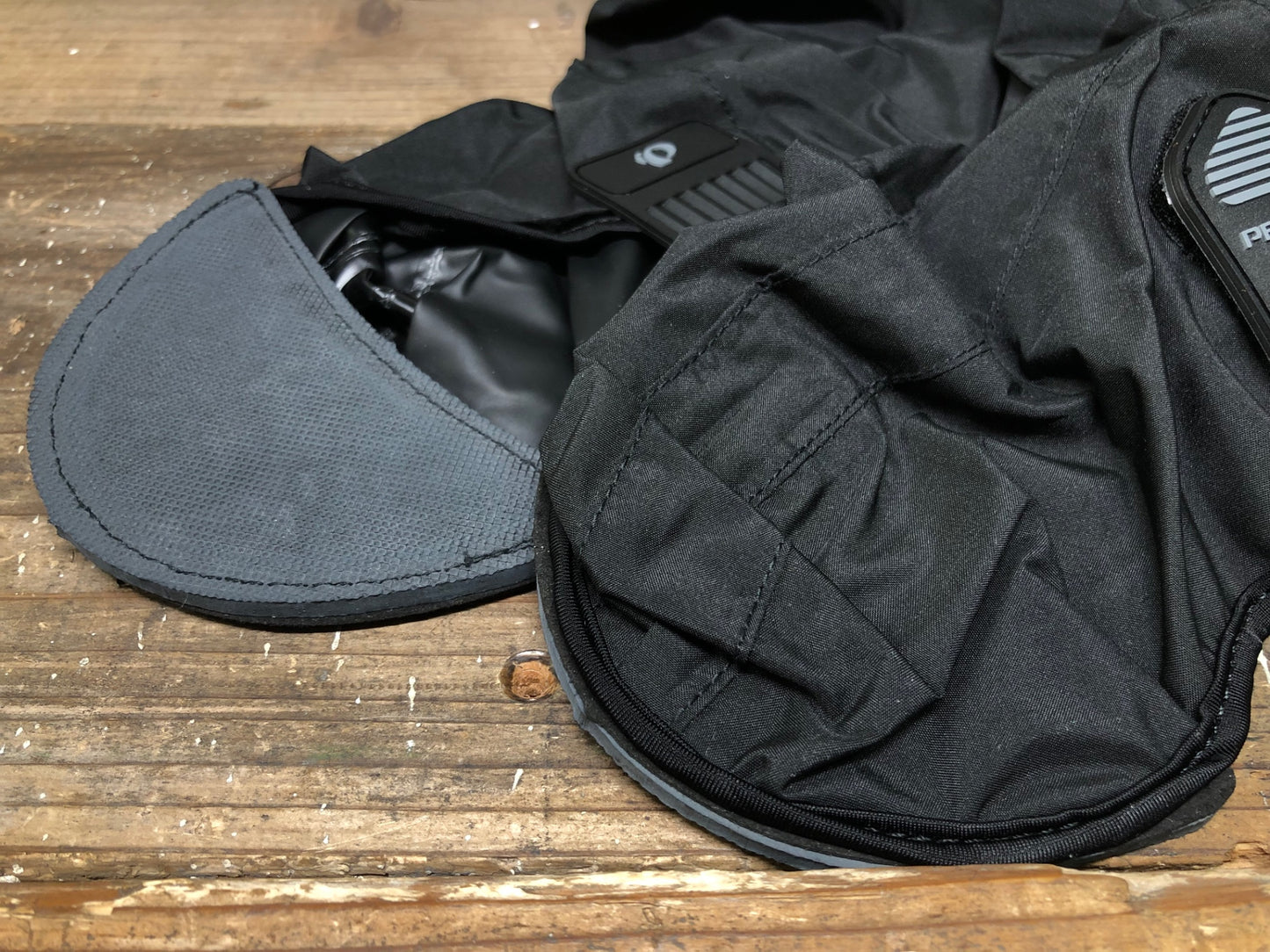 IN099 未使用 パールイズミ PEARL iZUMi レイン シューズカバー L 黒