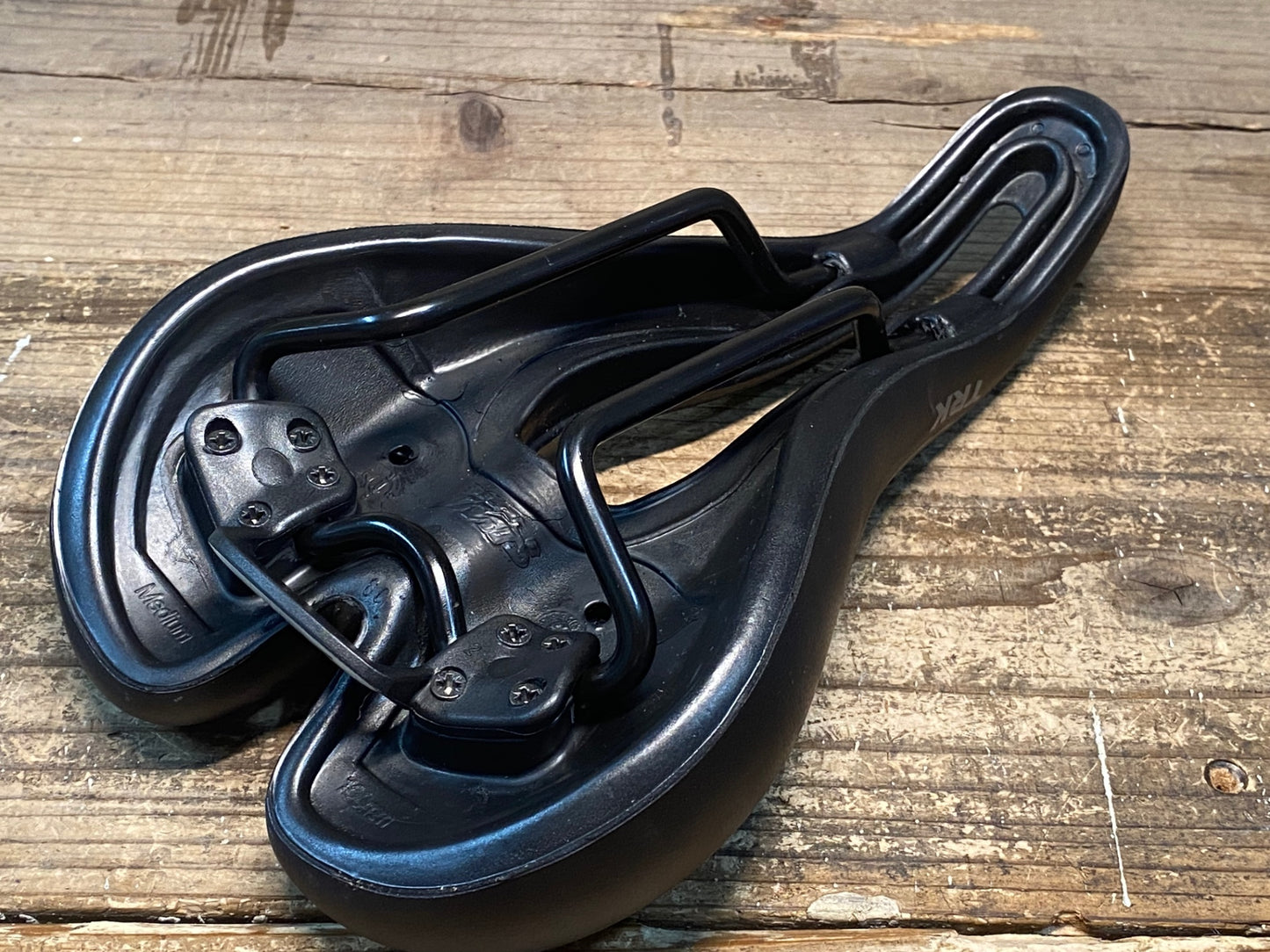 IW321 SMP TRK サドル 黒