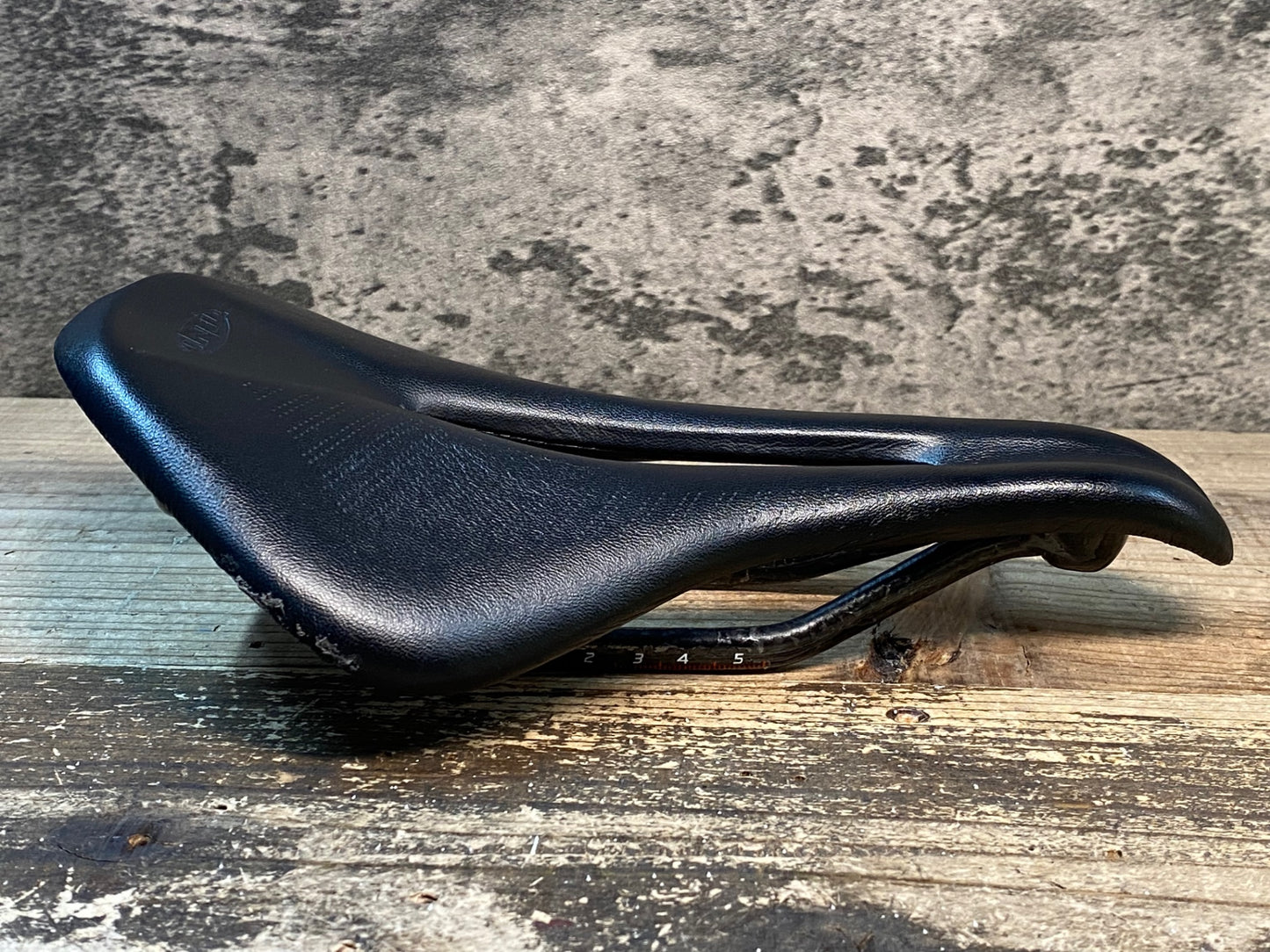 IY274 TNi ライトフライ LiteFly サドル 黒 カーボンレール