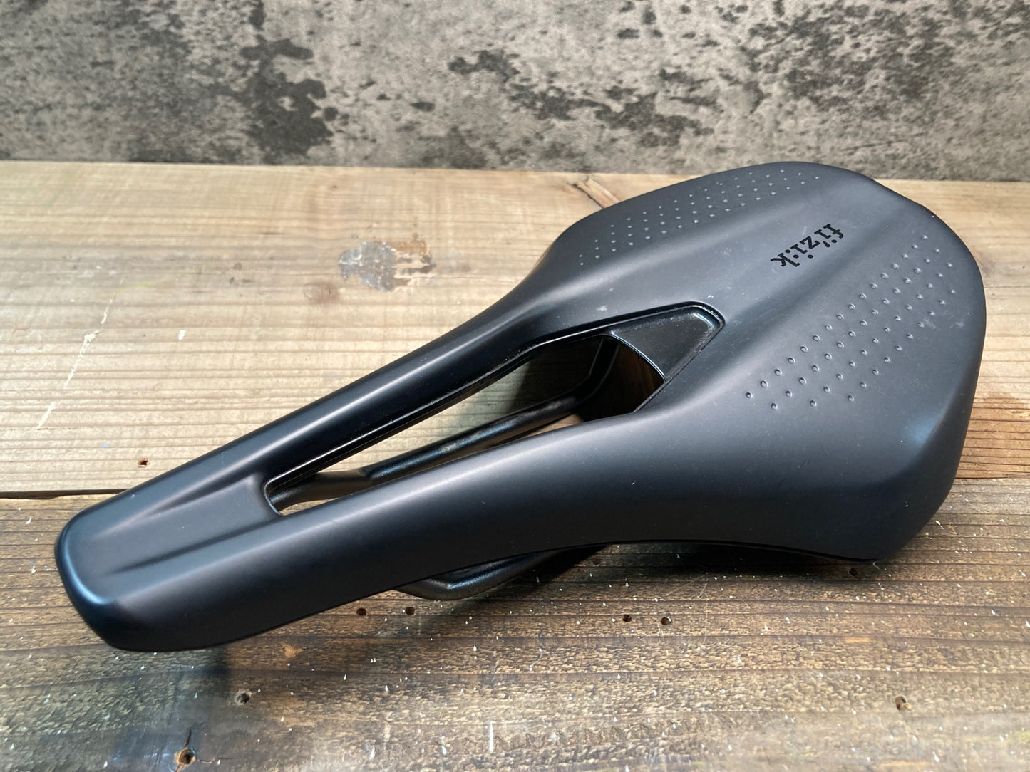 IN892 フィジーク fizik TEMPO ARGO R3 サドル 黒 150mm kiumレール