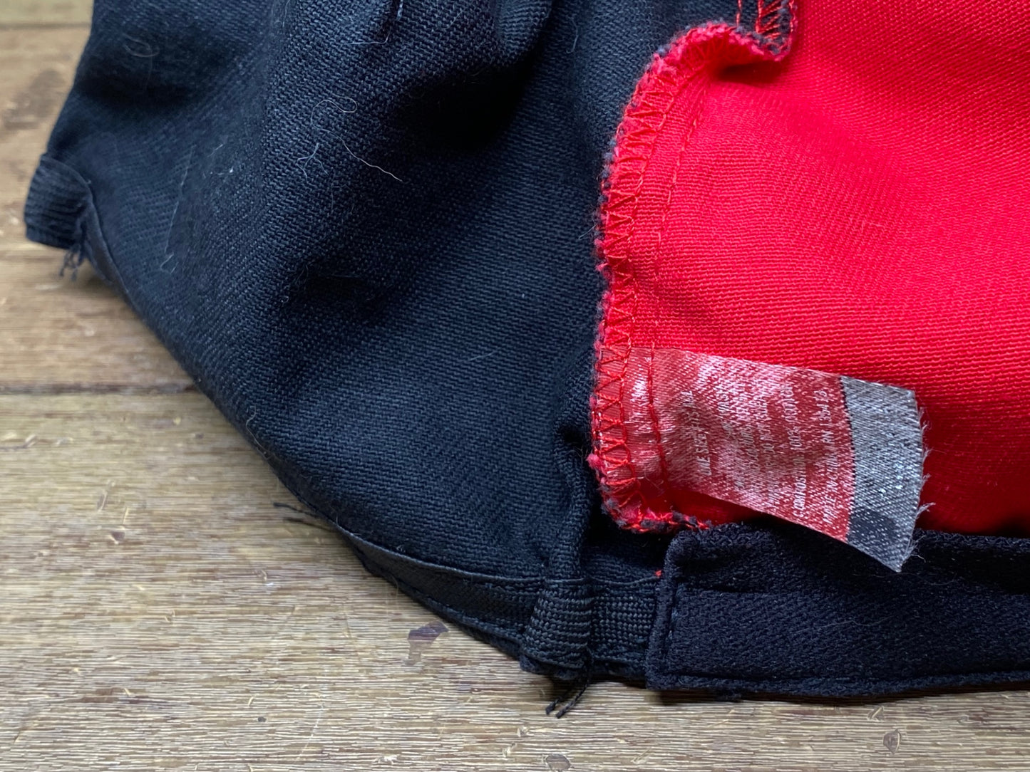 IZ748 ラファ Rapha サイクルキャップ 黒 赤