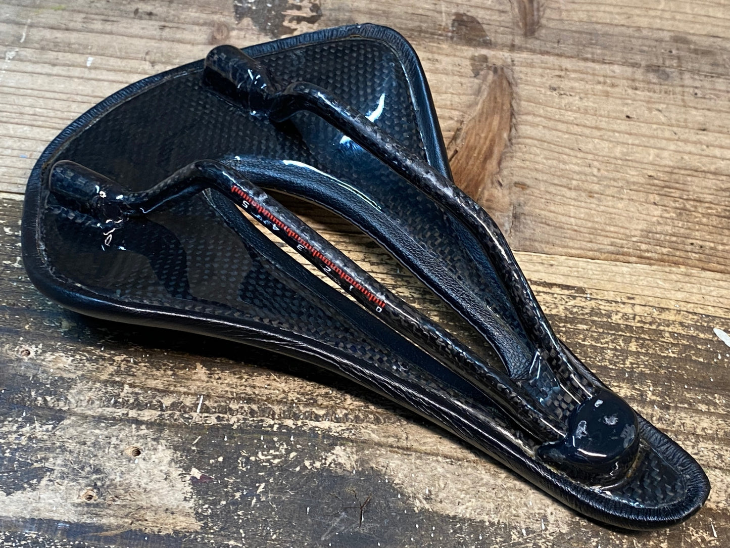 IY274 TNi ライトフライ LiteFly サドル 黒 カーボンレール