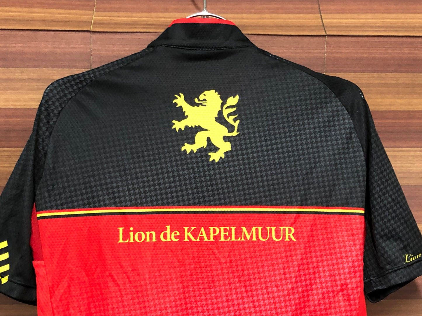 IQ843 リオンドカペルミュール Lion de KAPELMUU 半袖 サイクルジャージ 黒 赤 L