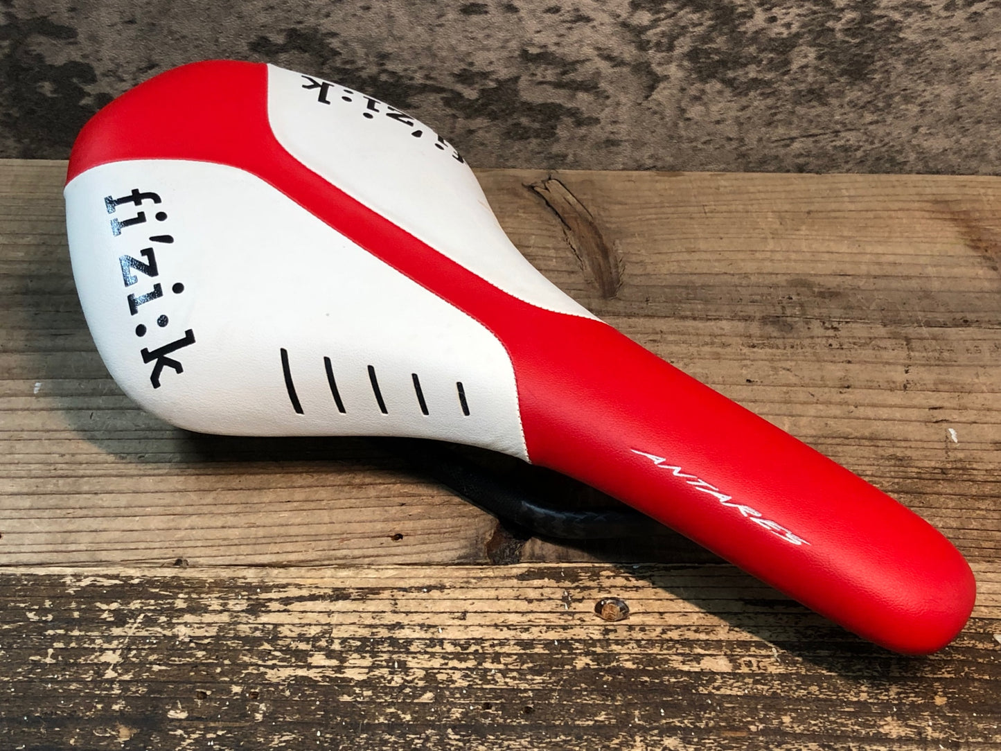 IZ628 フィジーク fizik アンタレス ANTARES R3 サドル BRAIDEDカーボンレール 白赤 実測140mm
