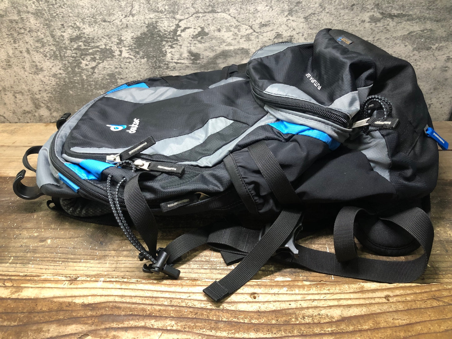 IW797 ドイター deuter フューチュラ FUTURA 22 リュック バックパック 黒 グレー