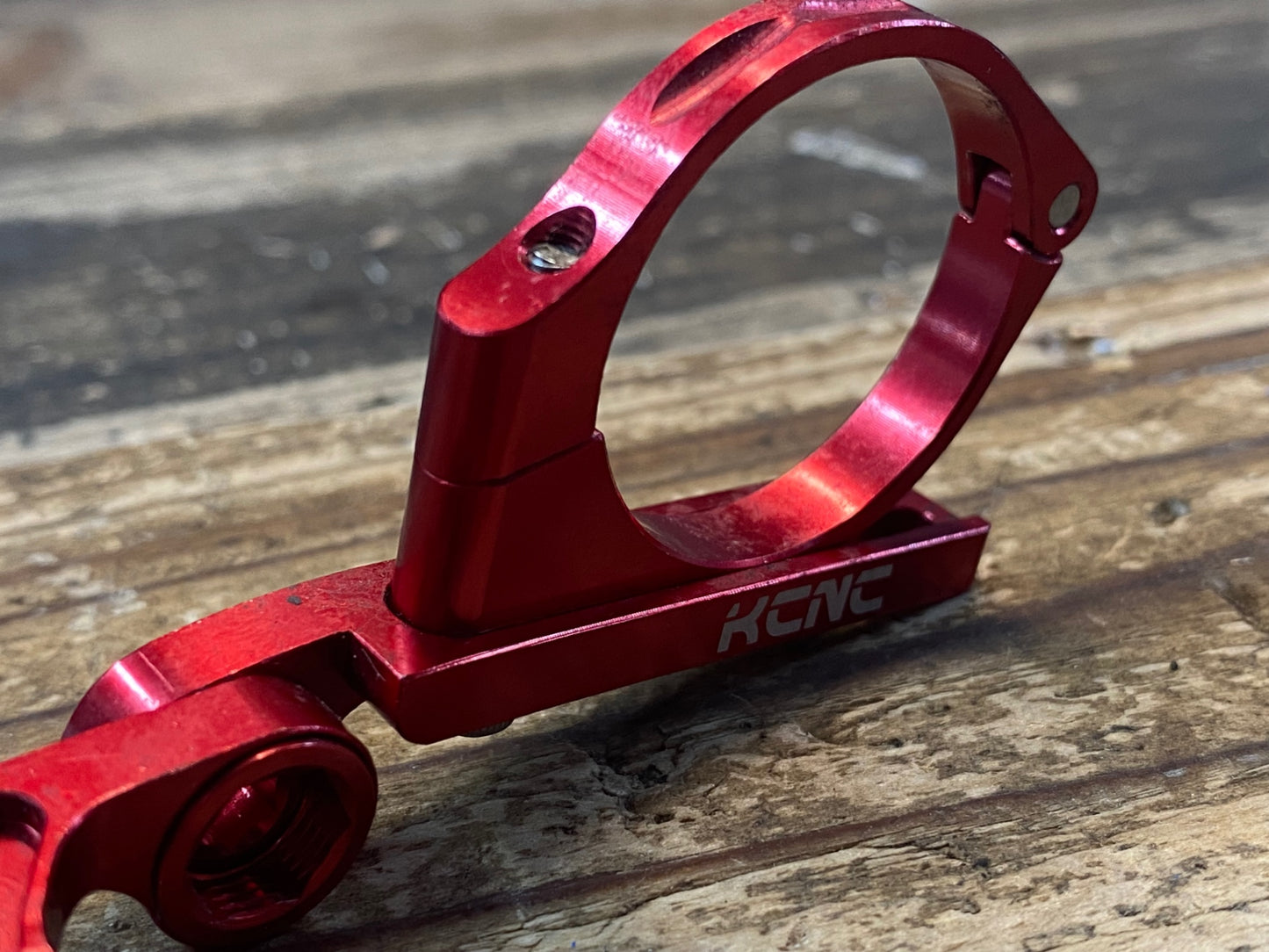 IS394 KCNC サイコンマウント 赤 GARMIN用 Φ31.8