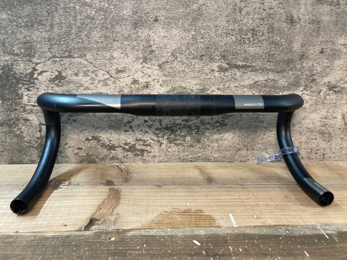 IO374 ウルサス URSUS MAGNUS H700 カーボン ドロップハンドル エンド C-C 420mm ・レバー固定部凹みのためジャンク