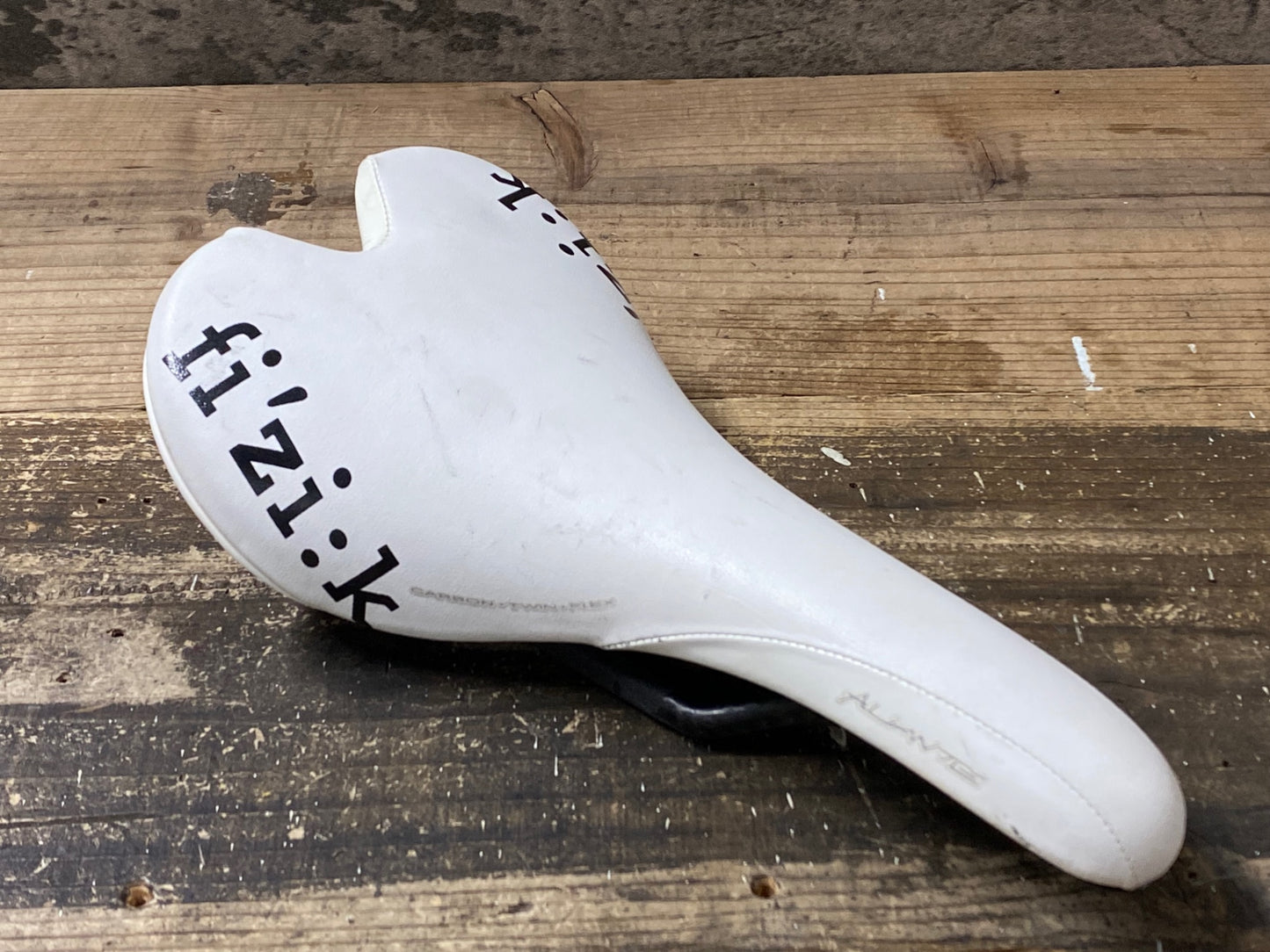 IX446 フィジーク fizik アリアンテ ALIANTE サドル カーボンレール 白