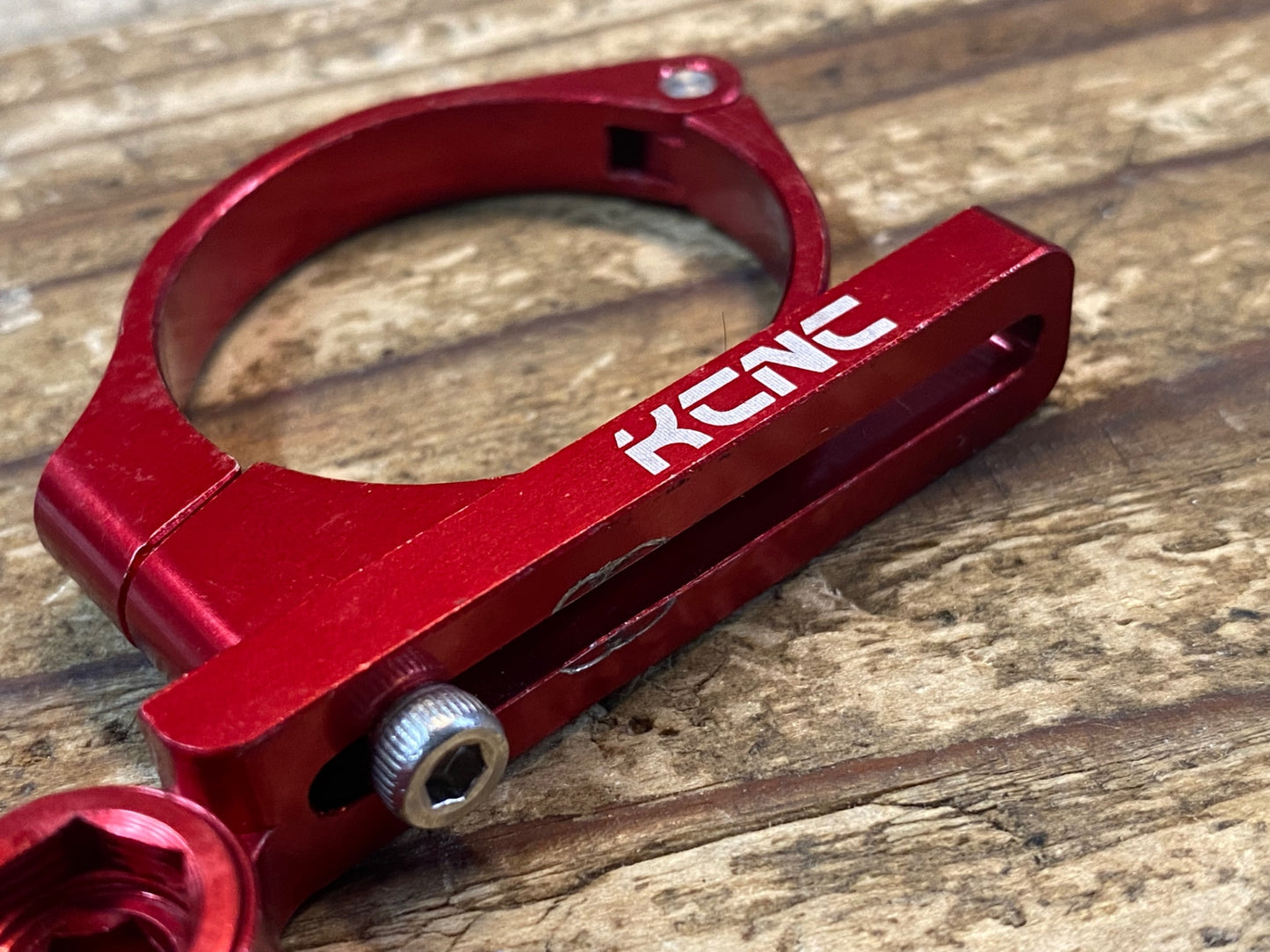 IS394 KCNC サイコンマウント 赤 GARMIN用 Φ31.8