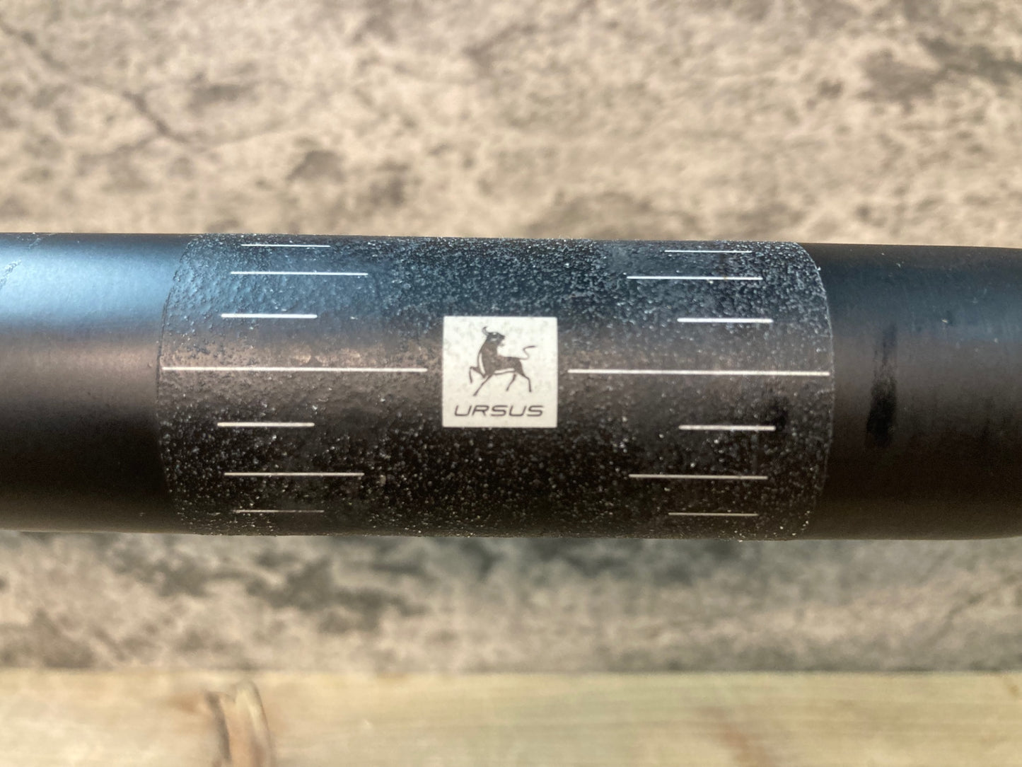 IO374 ウルサス URSUS MAGNUS H700 カーボン ドロップハンドル エンド C-C 420mm ・レバー固定部凹みのためジャンク
