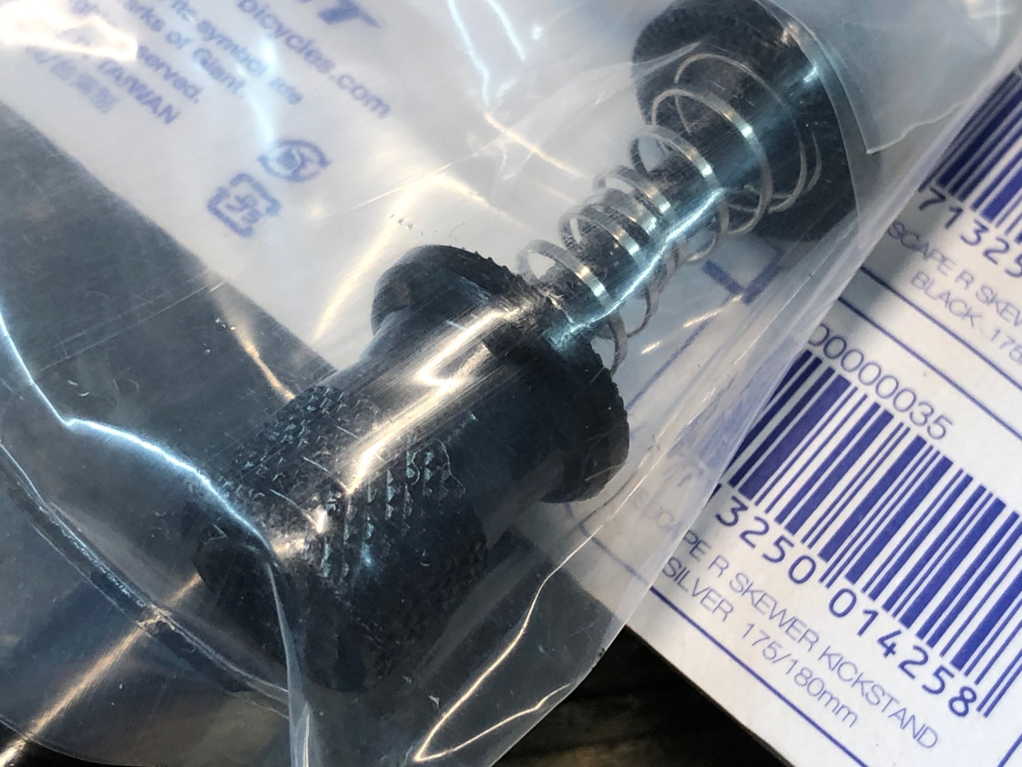 IV987 ジャイアント GIANT ESCAPE R SKEWER KICK STAND