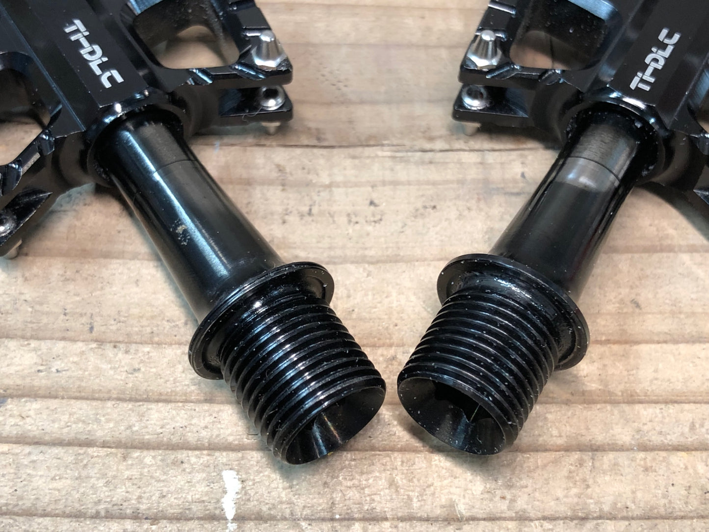 IS081 KCNC KYREX フラットペダル 黒 TI/DLC