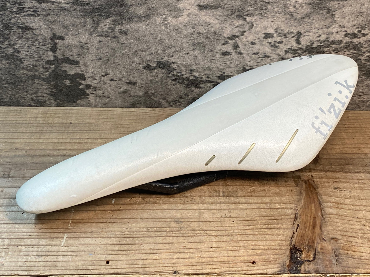 IZ367 フィジーク Fizik アリオネ ARIONE R1 カーボンレール サドル ホワイト