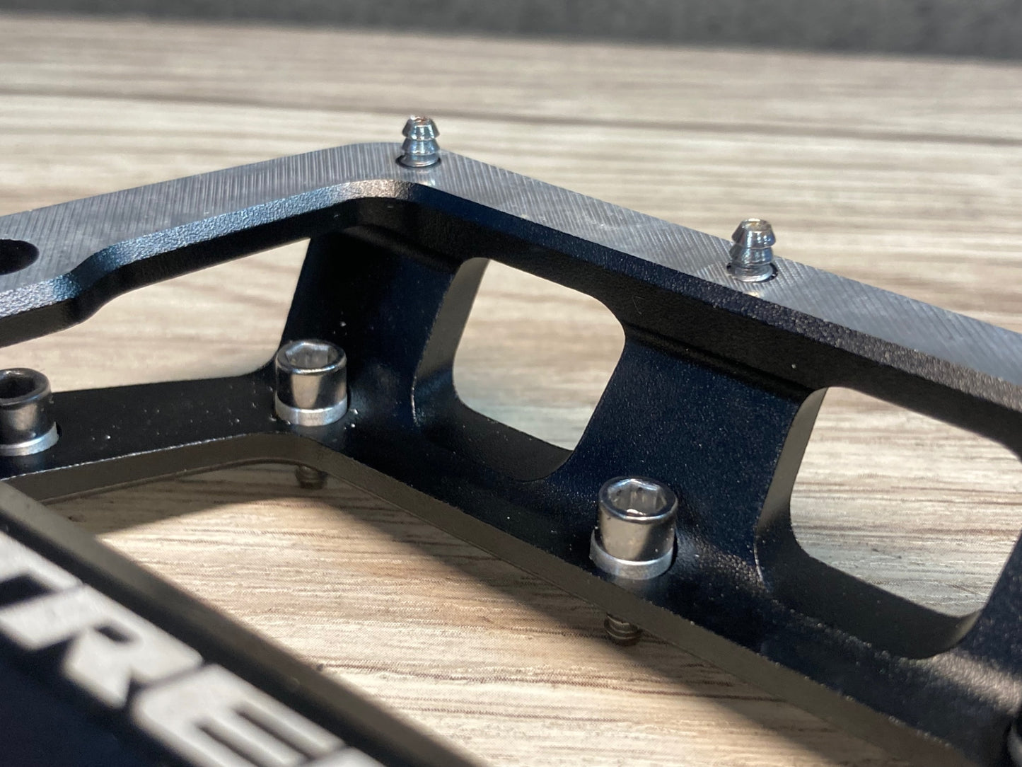 IX277 トレック TREK LINE PRO フラットペダル 黒 シルバー