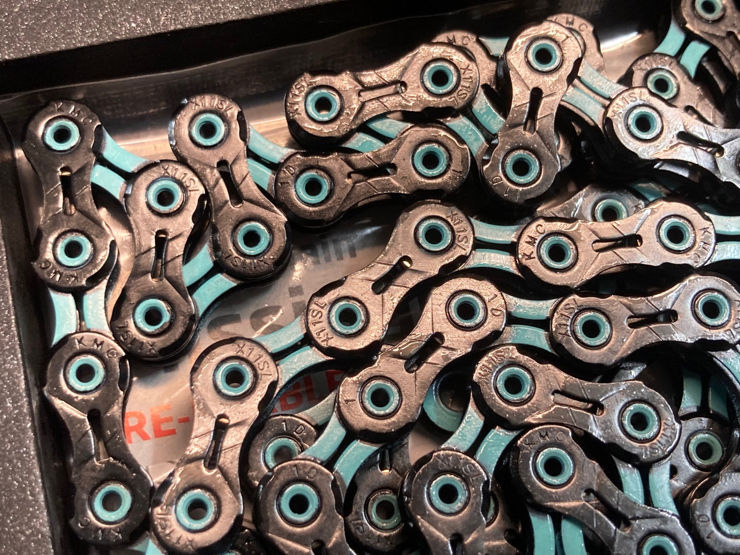 IR667 KMC DLC11 チェーン 11S 118L  黒 チェレステ ミッシングリンク