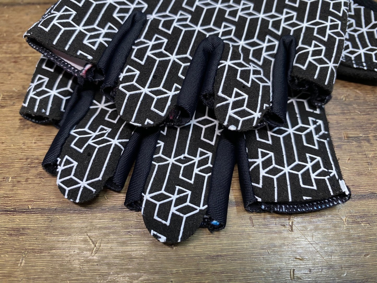 JB093 ハンドスケ HANDSKE 指切り グローブ 黒 黄 総柄 L