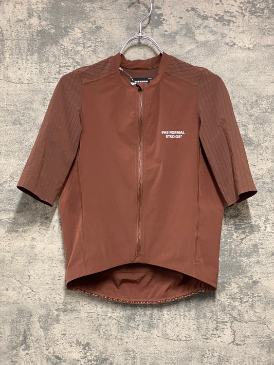 JC439 パスノーマルスタジオ Pas Normal Studios | Men's Essential Light Jersey 半袖 サイクルジャージ ブリック S