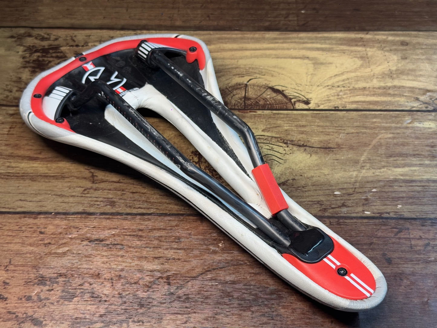 IP228 プロ PRO TURNIX CARBON サドル 白 カーボンレール