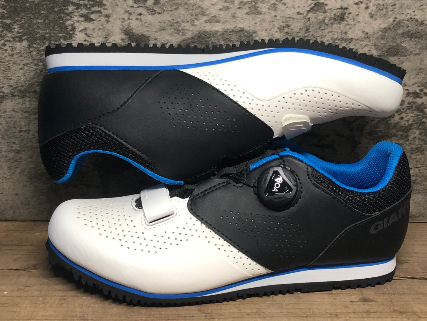 IV978 ジャイアント GIANT PRIME 2018 フラットシューズ 白黒 EU41