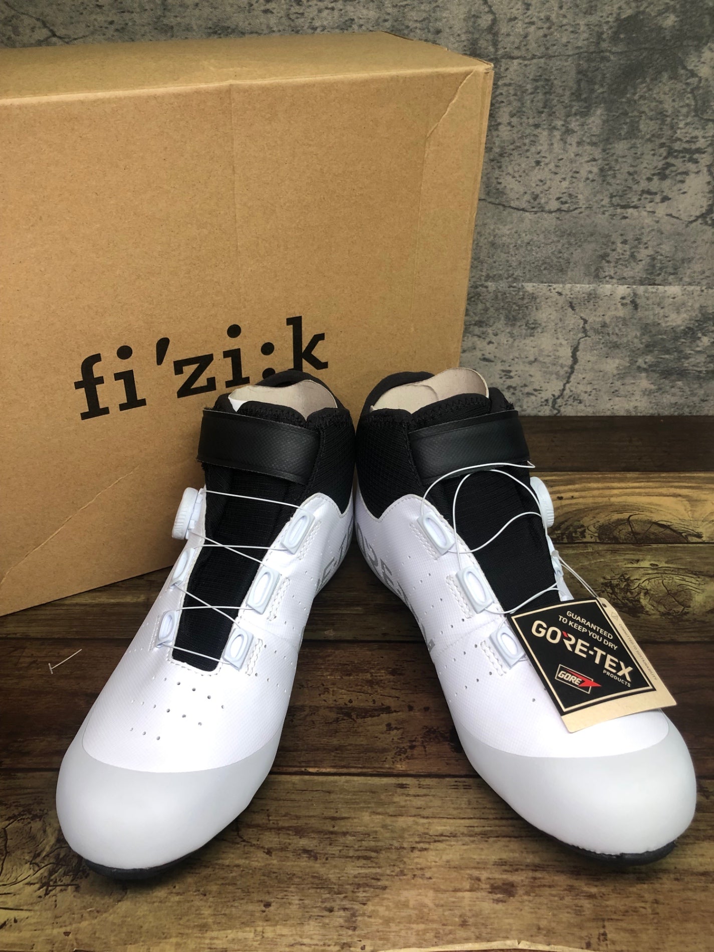 IV401 フィジーク Fizik Tempo Artica R5 Goretex ロードサイクリングシューズ EU41.5