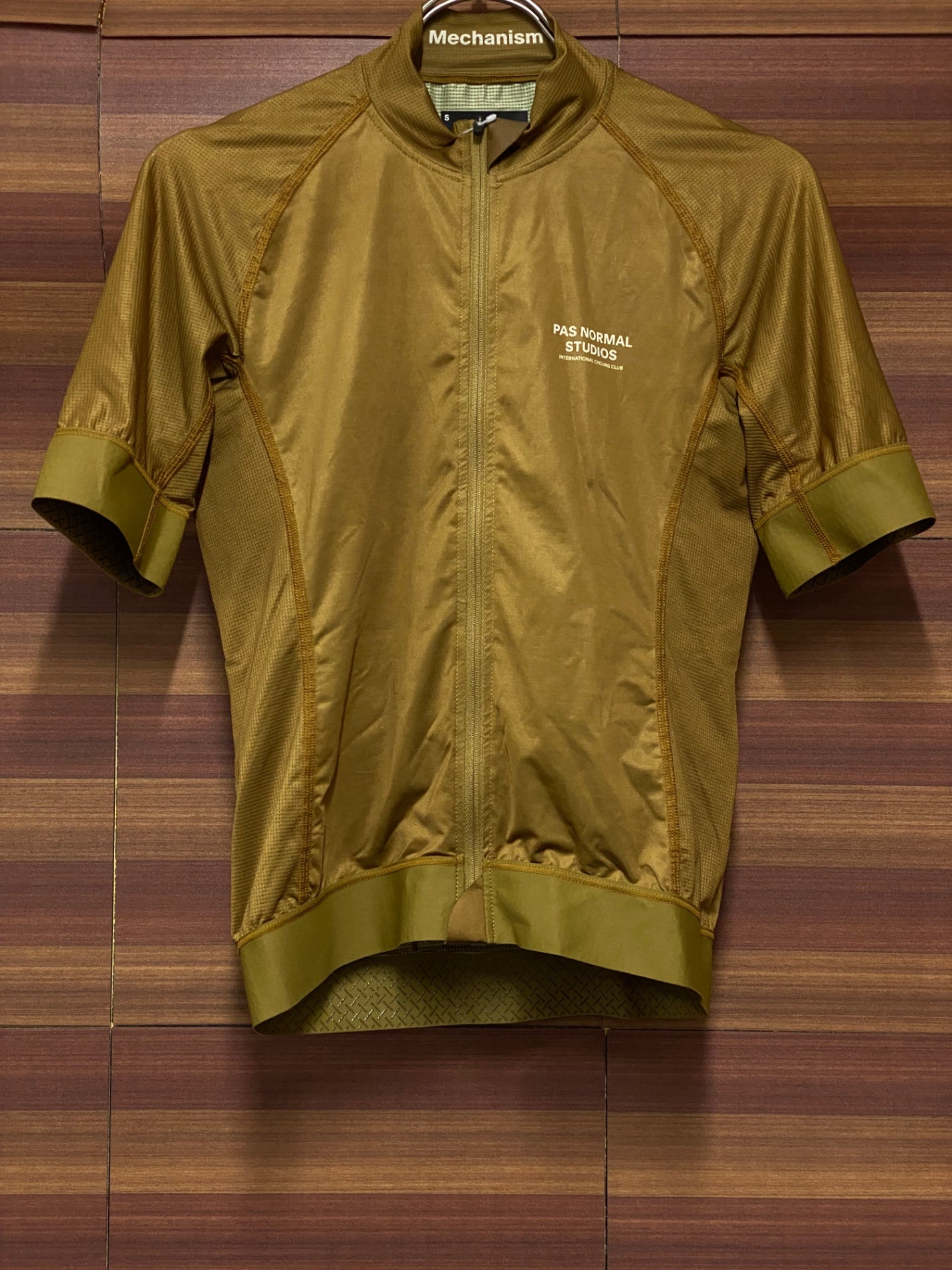 IV058 パスノーマルスタジオ PAS NORMAL STUDIOS Mechanism Jersey 半袖サイクルジャージ 黄土色 S