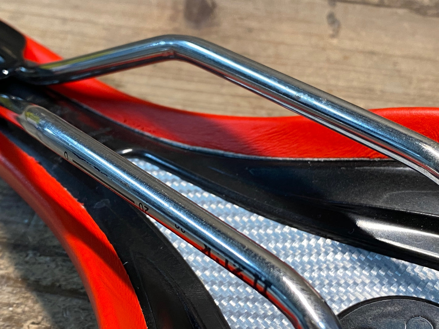 IX717 フィジーク fizik アリアンテ ALiANTEγ サドル 赤 kiumレール 140mm