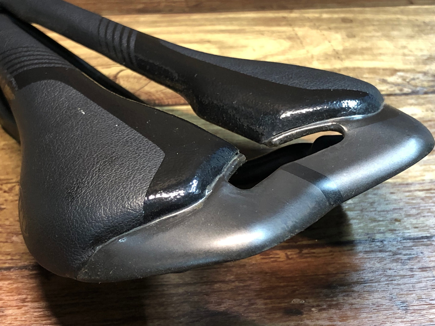 IM956 TNI ブラックフェザー BLACK FEATHER サドル カーボンレール 黒