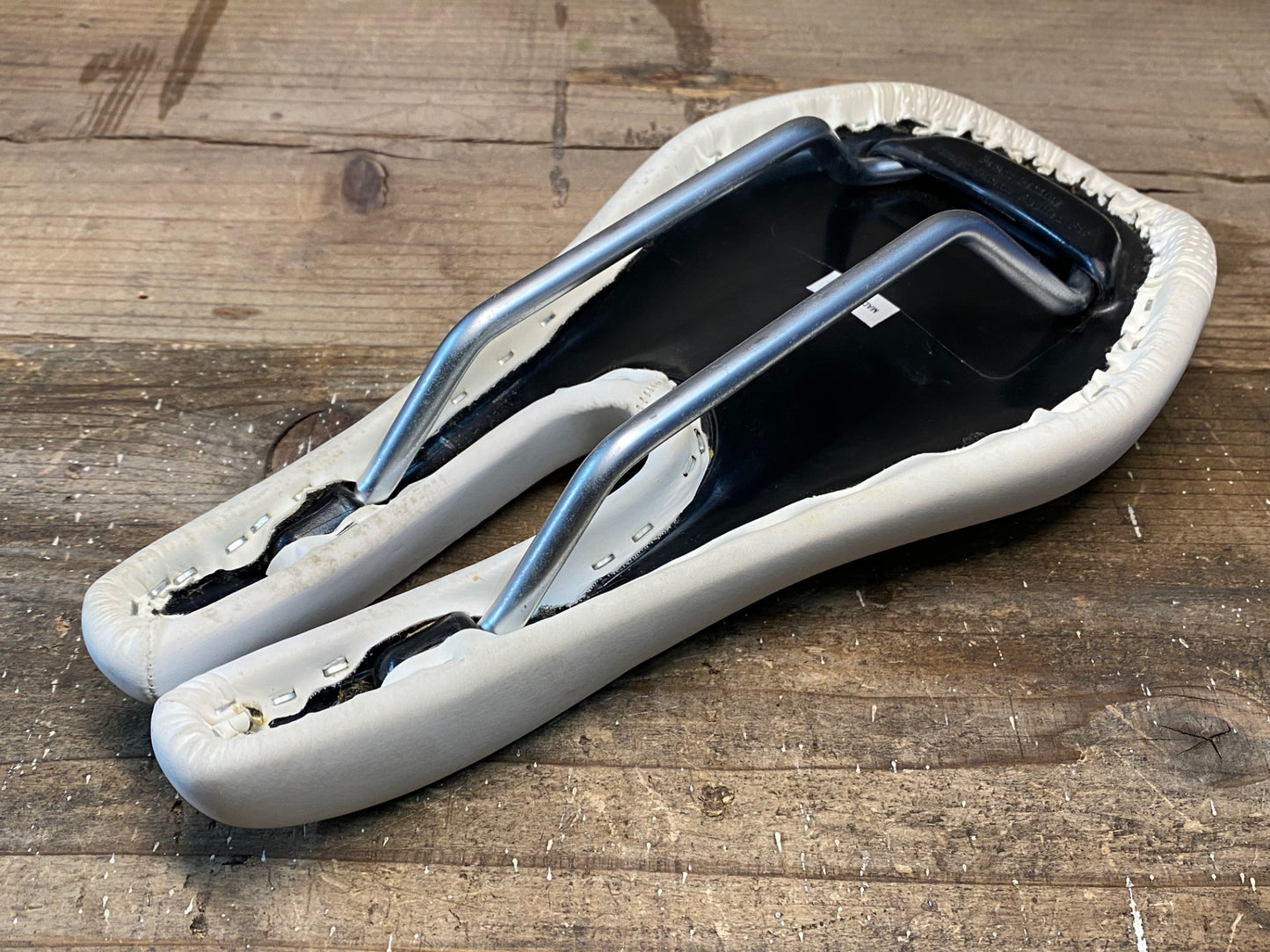 IN208 ISM PL1.1 40 サドル CR-MOレール 白