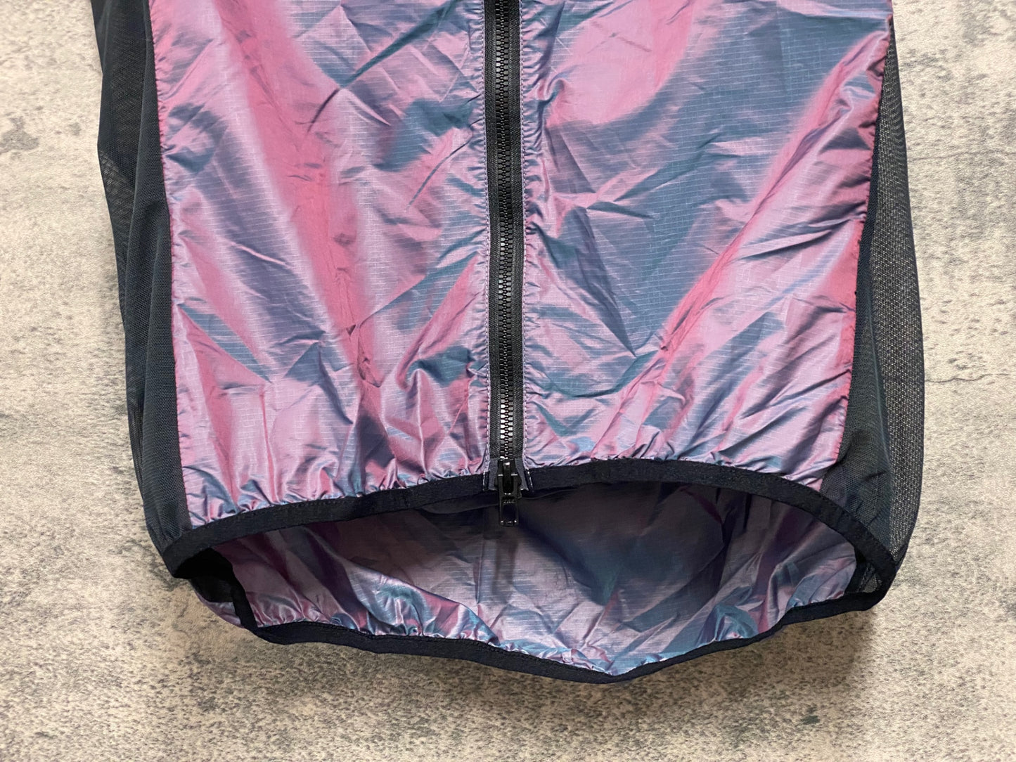 JC046 ユニバーサルカラーズ Universal Colours ジレ サイクルベスト Iridescent Green/Red L