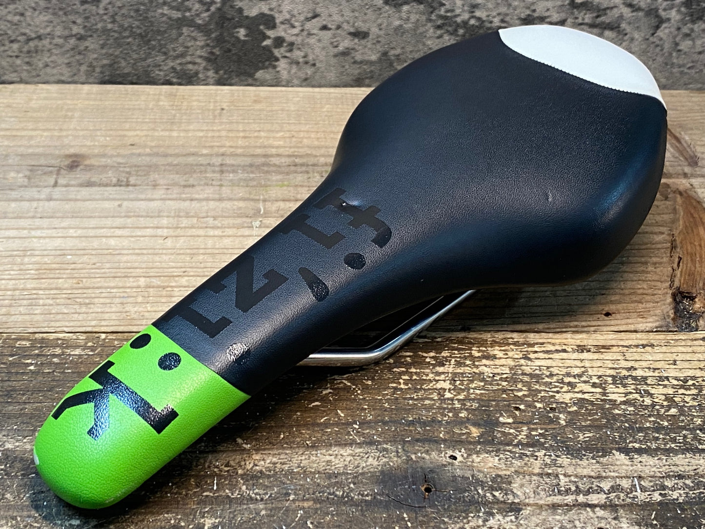 IO986 フィジーク FIZIK ツンドラ TUNDRA2 サドル KIUMレール 黒 緑 実測125mm