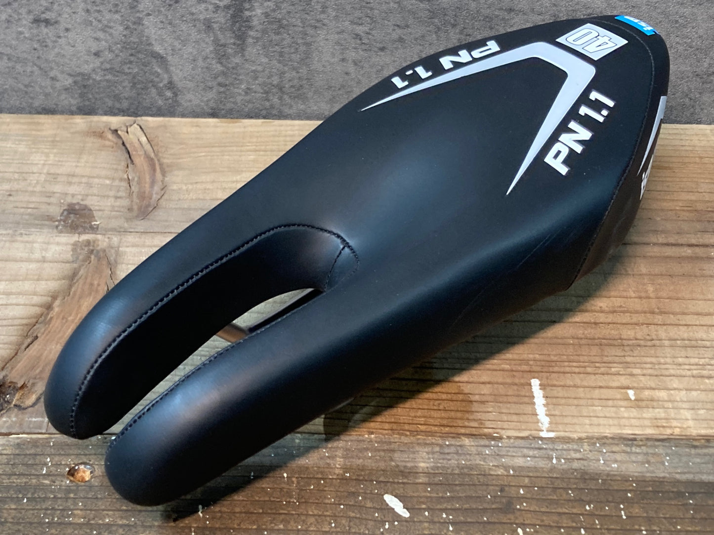 IN425 ISM PN1.1 サドル ブラック