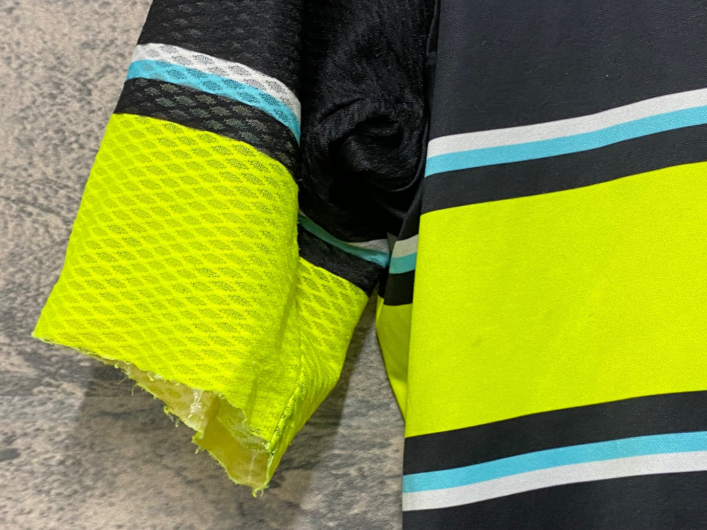 IZ411 アレ ALE 半袖 サイクルジャージ 黒 黄 M