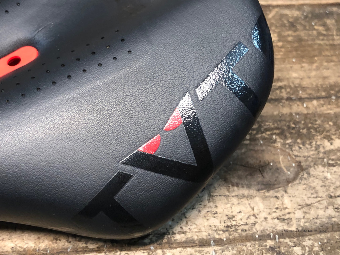 JA426 アスチュート ASTVTE STAR サドル 黒 赤 TITANVレール